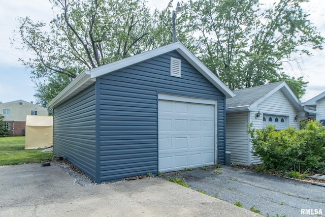 1520 W Losey St, Galesburg, IL 61401 - detached garage featuring driveway