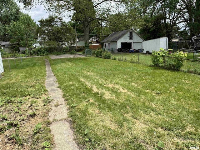 1248 N Ledlie Ave, Springfield, IL 62702 - view of yard with a garage