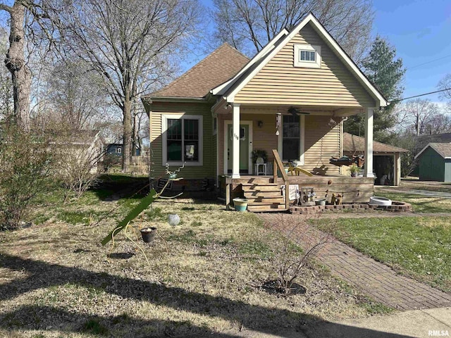 118 W Clark St, Havana, IL 62644 - bungalow-style house with covered porch, roof with shingles, and a front yard