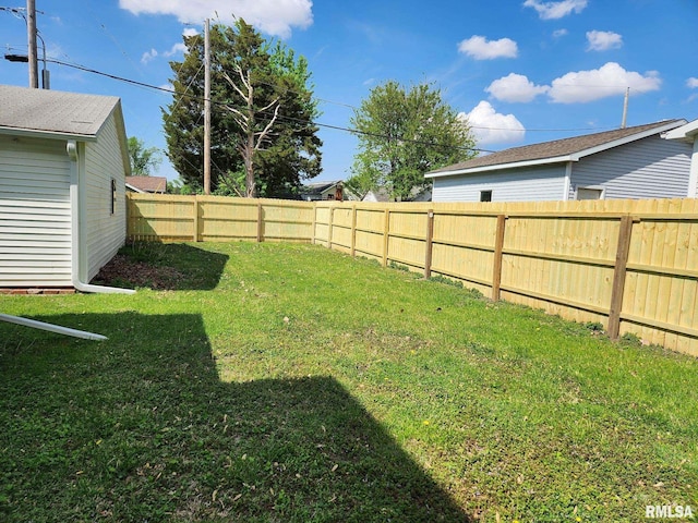 228 4th St, Lincoln, IL 62656 - view of yard