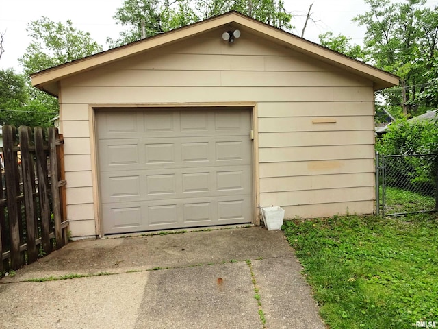 2536 S 10th St, Springfield, IL 62703 - detached garage with driveway