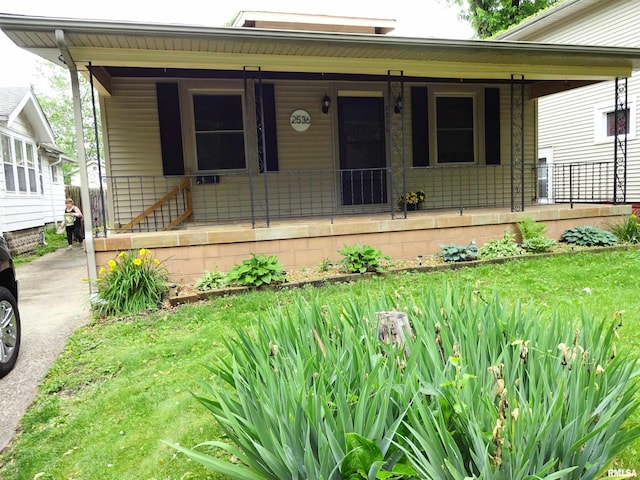 2536 S 10th St, Springfield, IL 62703 - bungalow with a porch and a front yard