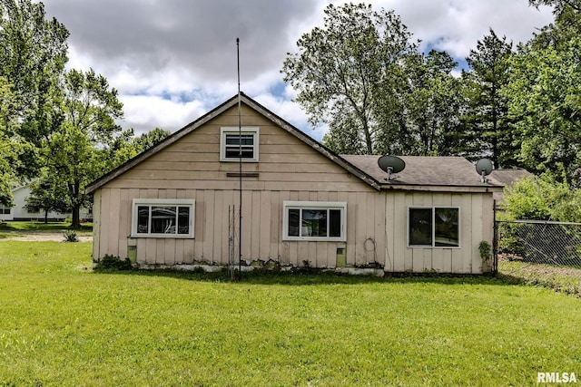 30 Ryder St, Nilwood, IL 62672 - view of front of home featuring board and batten siding
