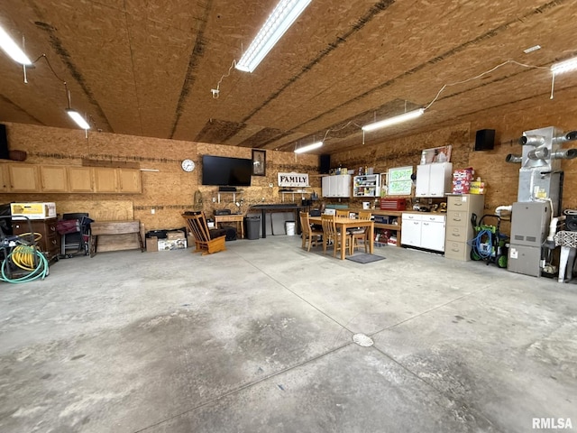 709 W Monmouth St, Abingdon, IL 61410 - garage with a workshop area