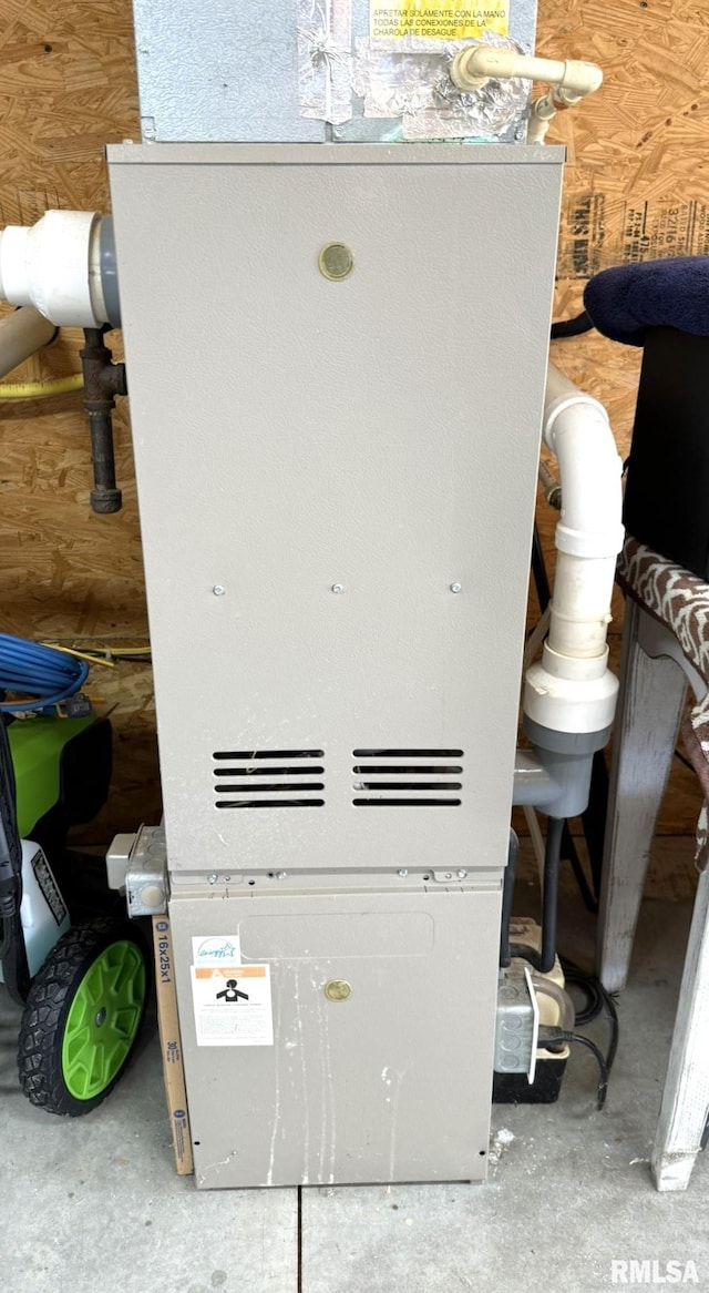 709 W Monmouth St, Abingdon, IL 61410 - detailed view of heating unit