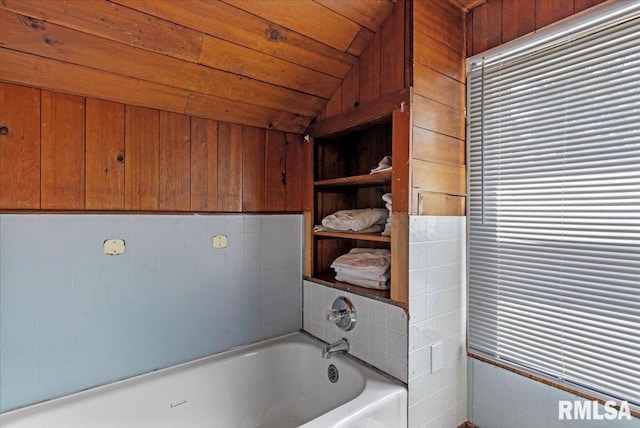 2557 S 6th St, Springfield, IL 62703 - bathroom featuring a garden tub and lofted ceiling