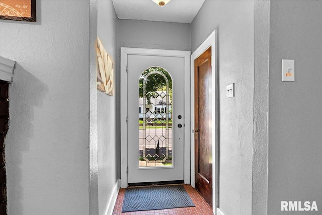 2557 S 6th St, Springfield, IL 62703 - foyer featuring baseboards and a textured wall