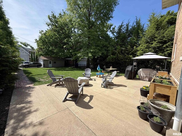 344 S 24th St, Quincy, IL 62301 - view of patio / terrace featuring an outdoor structure
