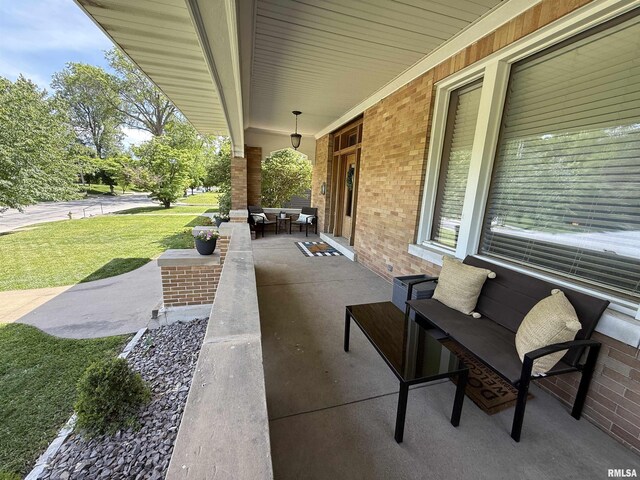 344 S 24th St, Quincy, IL 62301 - covered porch featuring a yard