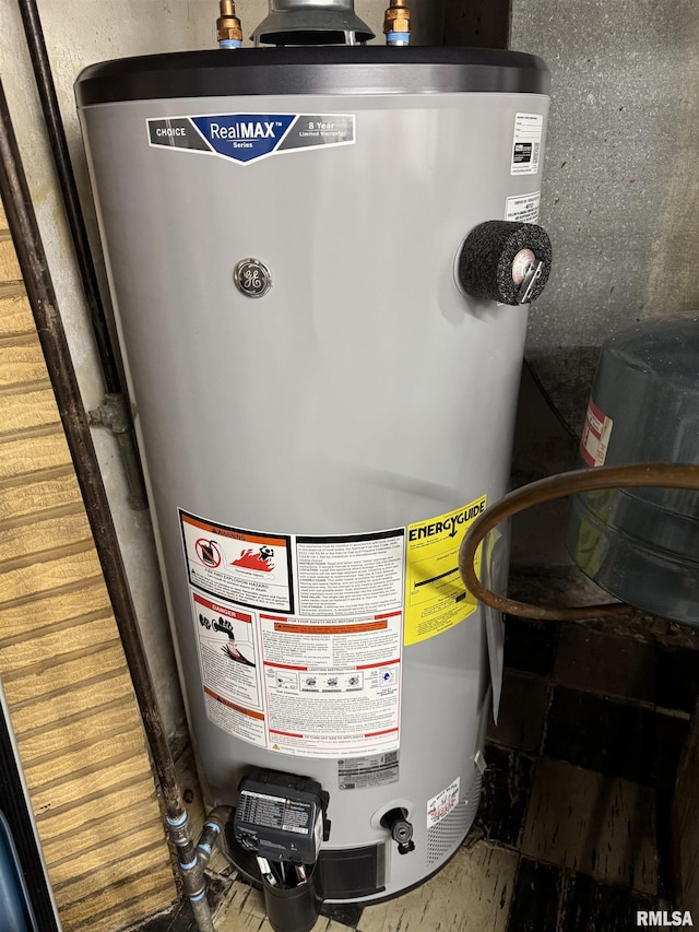 409 N Broadway St, Havana, IL 62644 - utilities featuring gas water heater