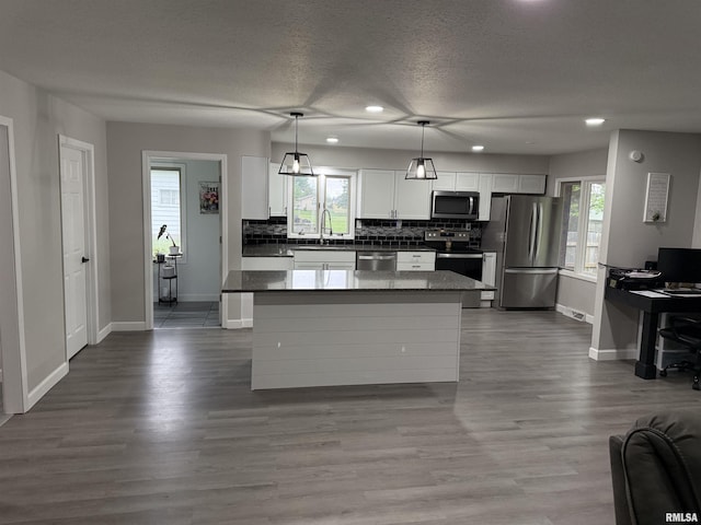 1352 N Lawrence Ave, Taylorville, IL 62568 - kitchen with stainless steel appliances, a sink, baseboards, tasteful backsplash, and a textured ceiling