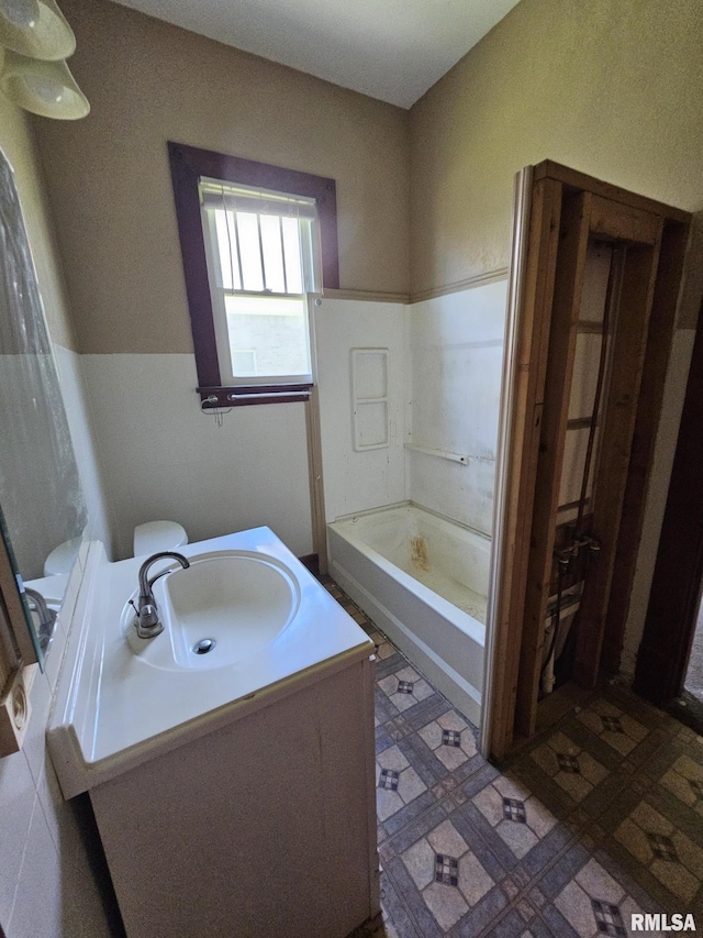 216 W Church St, Palmyra, MO 63461 - bathroom featuring a bath and vanity
