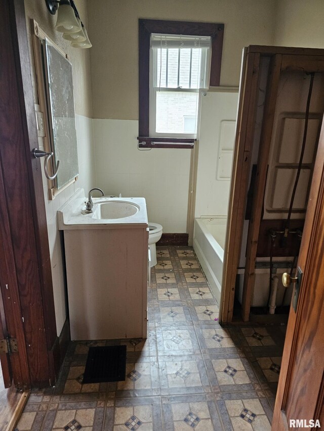 216 W Church St, Palmyra, MO 63461 - full bathroom featuring vanity, tile patterned floors, a tub to relax in, and wainscoting