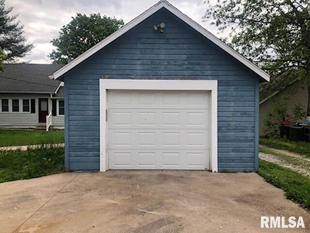 216 W Church St, Palmyra, MO 63461 - detached garage featuring driveway