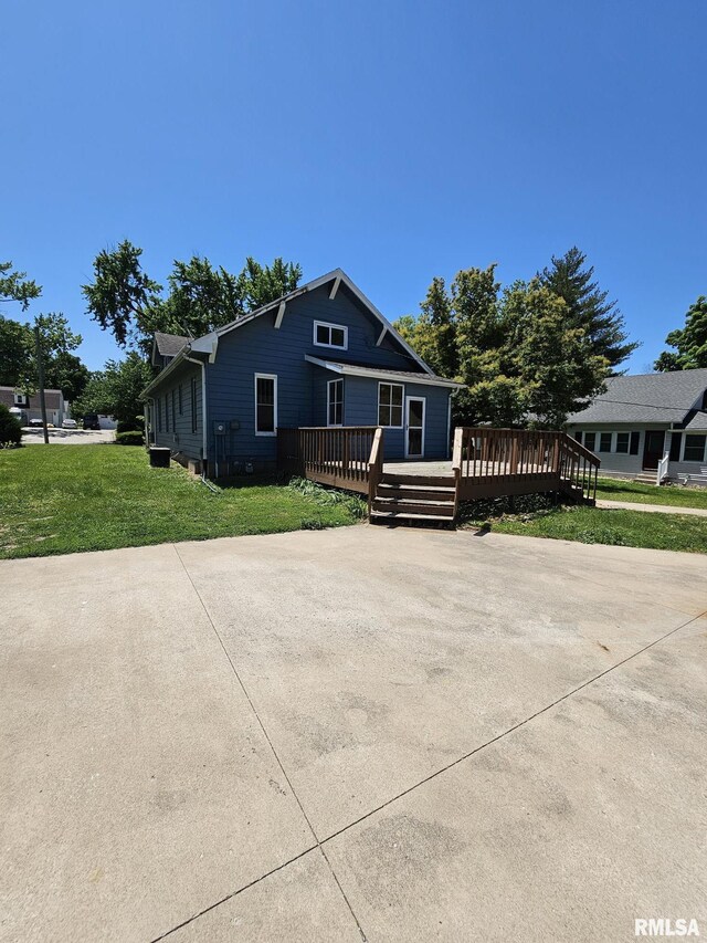 216 W Church St, Palmyra, MO 63461 - bungalow-style home with a wooden deck and a front yard