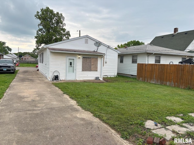 1614 E Converse Ave, Springfield, IL 62702 - bungalow-style home featuring concrete driveway