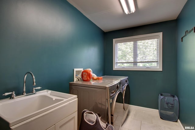 507 W Fairway Dr, Quincy, IL 62305 - laundry area with washer and clothes dryer, light tile patterned floors, and baseboards