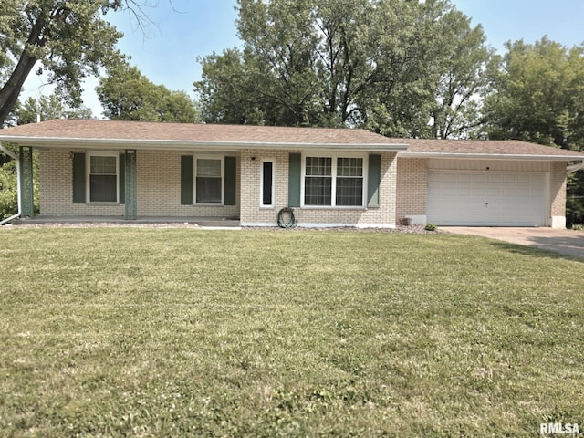 1246 Curtis Creek Rd, Quincy, IL 62301 - single story home with a garage, brick siding, a front yard, and concrete driveway
