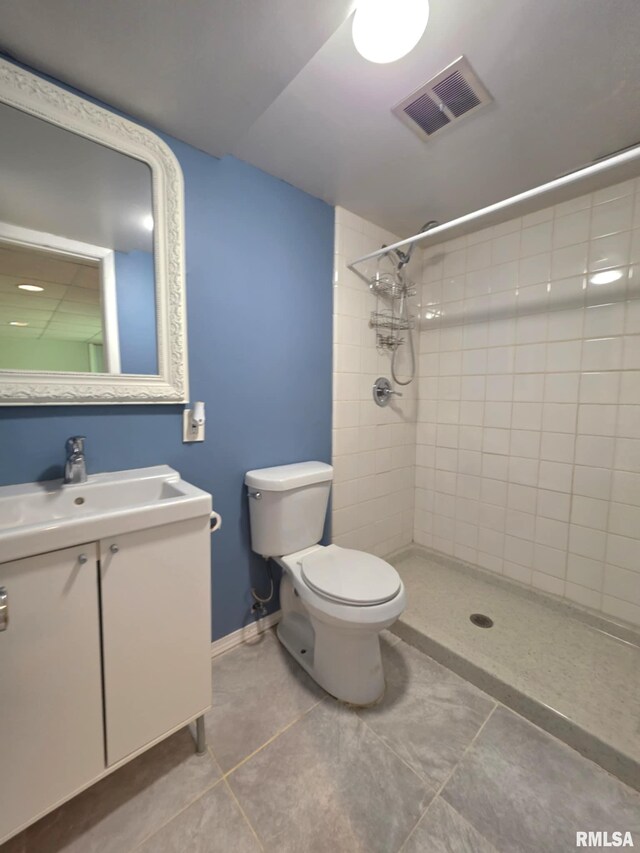 1246 Curtis Creek Rd, Quincy, IL 62301 - bathroom with a tile shower, vanity, tile patterned flooring, and toilet
