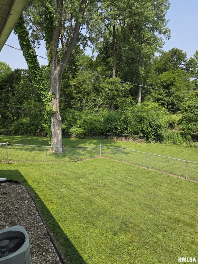 1246 Curtis Creek Rd, Quincy, IL 62301 - view of yard featuring central AC