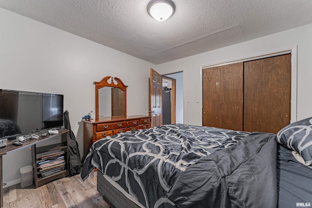 1354 Airport Rd, Lincoln, IL 62656 - bedroom with light wood-style floors, a closet, and a textured ceiling