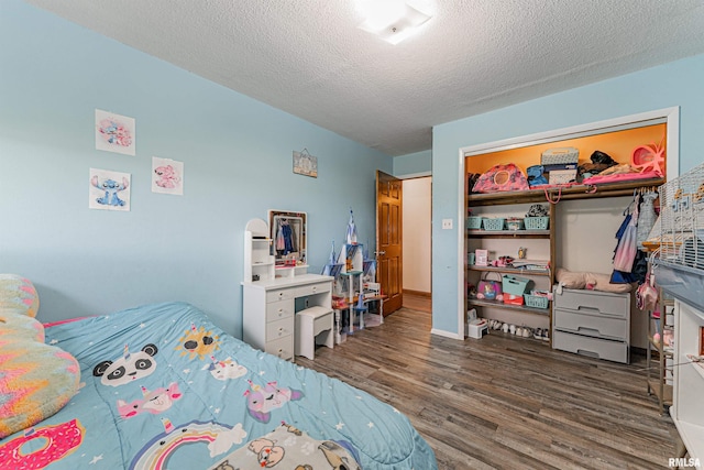 1354 Airport Rd, Lincoln, IL 62656 - bedroom with wood finished floors, a textured ceiling, and a closet