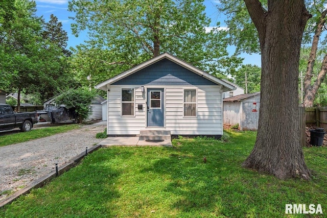 2705 S Walnut St, Springfield, IL 62704 - bungalow featuring a front yard