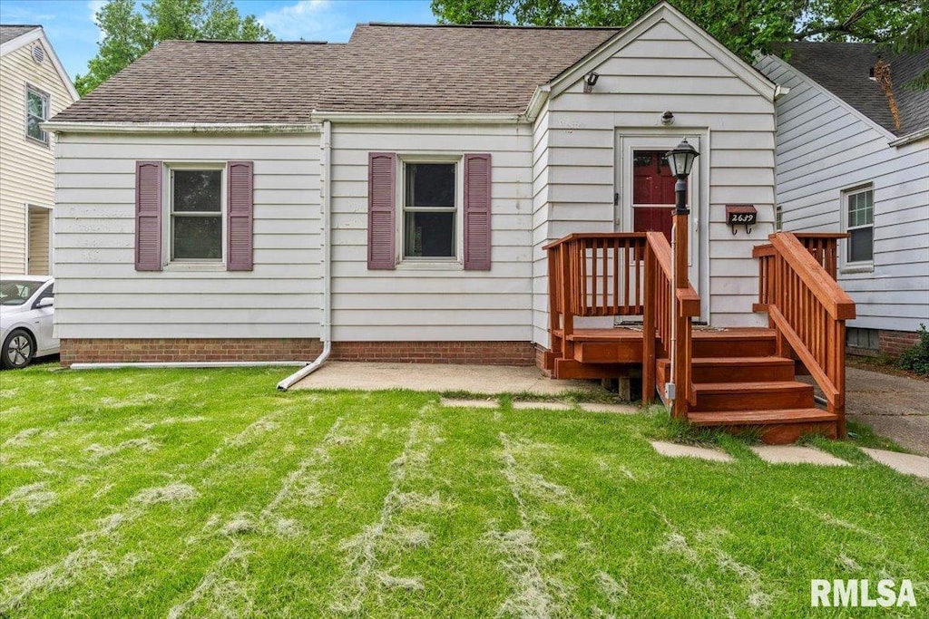 2639 S 8th St, Springfield, IL 62703 - view of front of house featuring a front lawn and roof with shingles