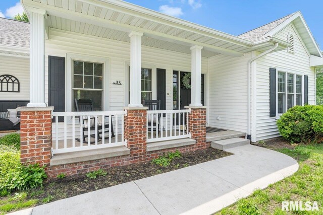 33 Vista Rdg, Petersburg, IL 62675 - entrance to property featuring a porch
