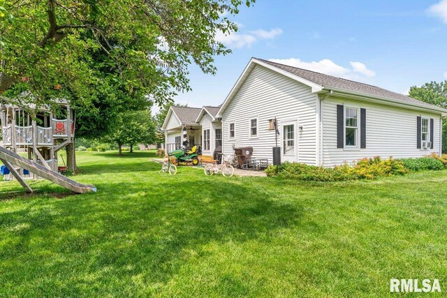 33 Vista Rdg, Petersburg, IL 62675 - view of grassy yard featuring a patio area