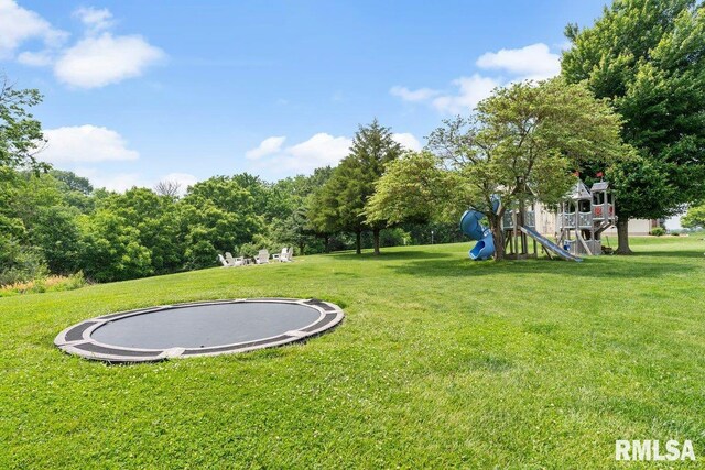 33 Vista Rdg, Petersburg, IL 62675 - view of green lawn with a trampoline
