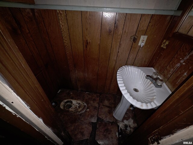 2040 S 5th St, Springfield, IL 62703 - detailed view of wooden walls