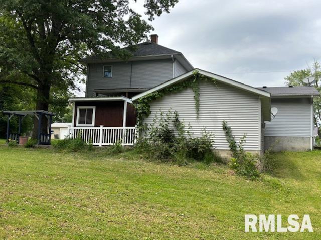 505 E Elm St, Carlinville, IL 62626 - back of house featuring a lawn