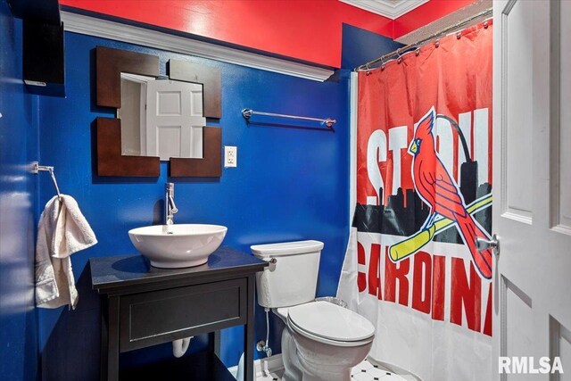 4108 Newtonmore Dr, Springfield, IL 62712 - full bathroom featuring vanity, crown molding, toilet, and curtained shower
