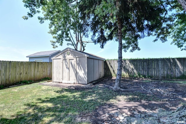 909 E Heights Ave, Taylorville, IL 62568 - fenced backyard with a shed