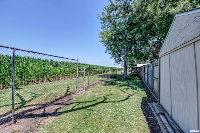 909 E Heights Ave, Taylorville, IL 62568 - view of fenced backyard
