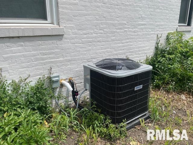 930 N 8th St, Springfield, IL 62702 - photo 21