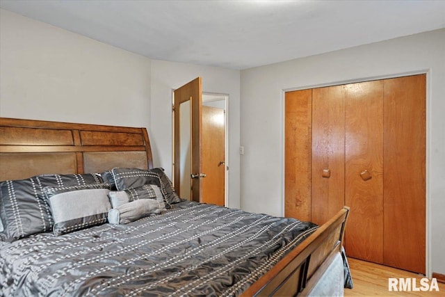2054 Cambridge Rd, Springfield, IL 62704 - bedroom with light wood finished floors