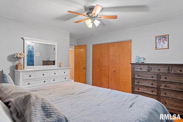 2054 Cambridge Rd, Springfield, IL 62704 - bedroom featuring a ceiling fan and a closet