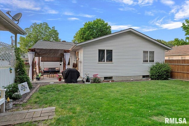 122 W Chapin St, Litchfield, IL 62056 - back of property with a patio