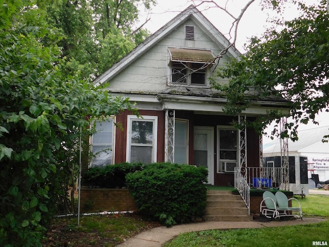208 W Reynolds St, Springfield, IL 62702 - view of front of house with a porch