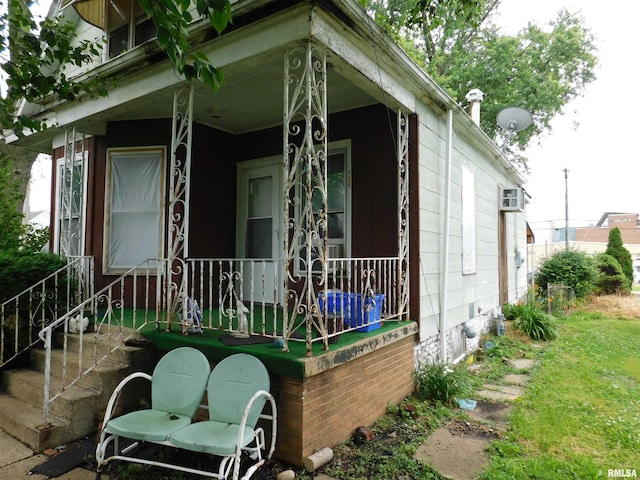 208 W Reynolds St, Springfield, IL 62702 - entrance to property with covered porch