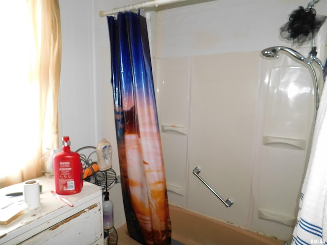 208 W Reynolds St, Springfield, IL 62702 - full bath with shower / tub combo