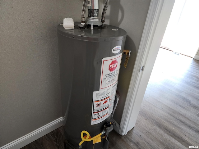208 Elm St, Dawson, IL 62520 - utility room featuring gas water heater