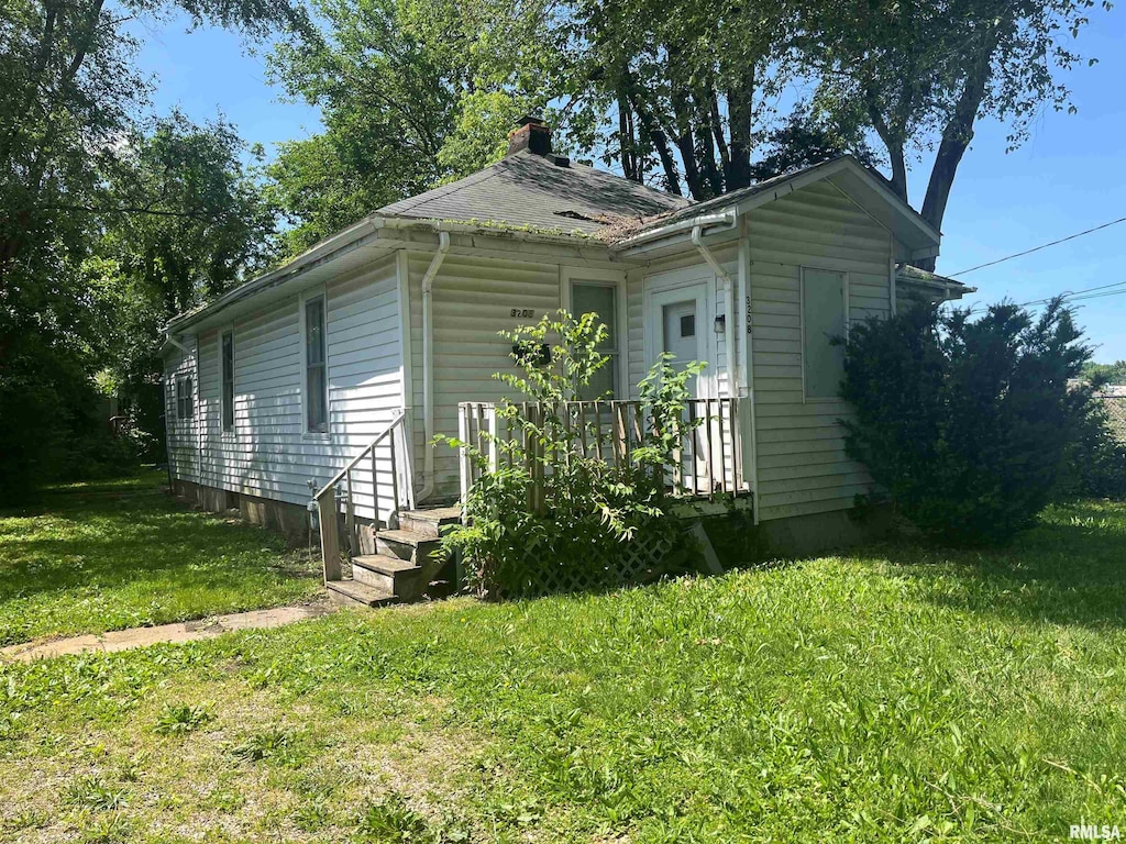 3208 E Elm St, Springfield, IL 62702 - view of front facade with a front lawn and a chimney