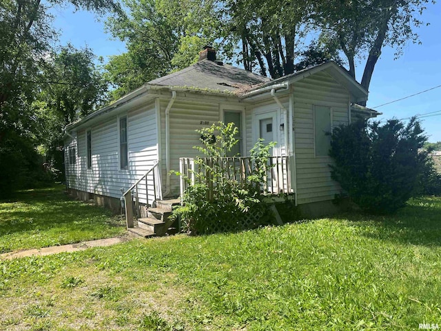 3208 E Elm St, Springfield, IL 62702 - view of front facade with a front lawn and a chimney