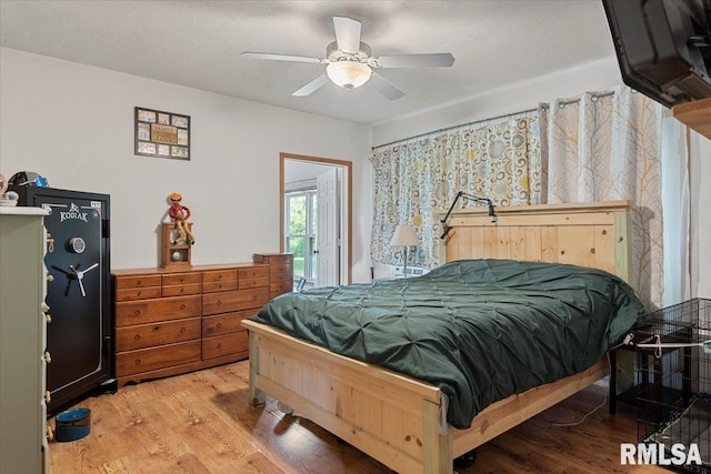 14455 E Dutch Henry Rd, Lewistown, IL 61542 - bedroom featuring wood finished floors and a ceiling fan