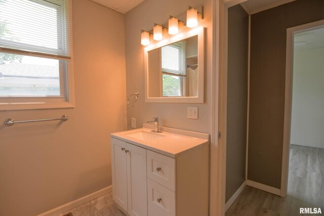 931 W Vandeveer St, Taylorville, IL 62568 - full bath featuring baseboards and vanity