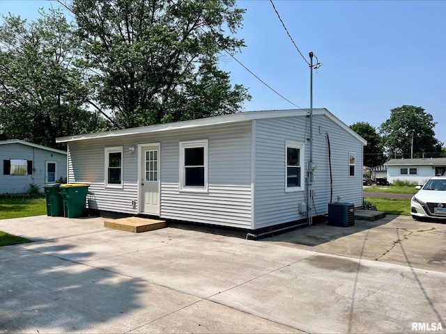 1164 Arcadia Dr, Galesburg, IL 61401 - rear view of house with a patio