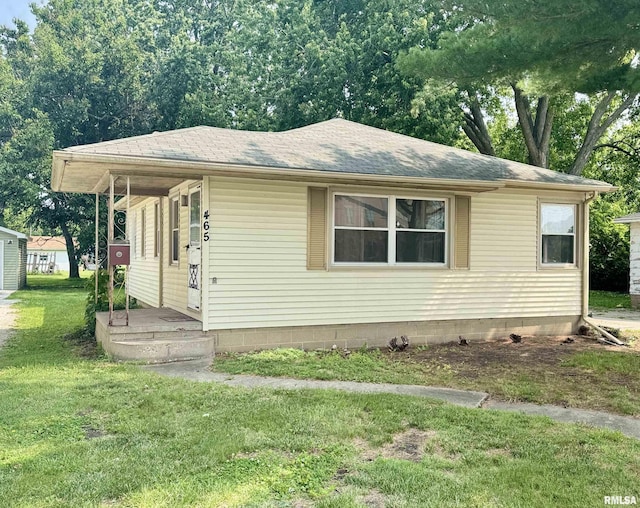465 Fifer St, Galesburg, IL 61401 - view of front facade featuring a front lawn and a shingled roof